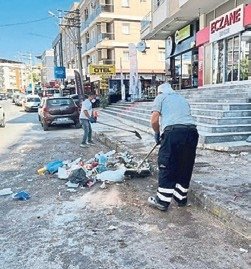 Buca’da eylem bitti çöpler toplanıyor