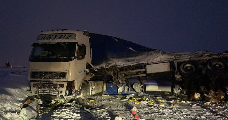 Kontrolden çıkan TIR yan yattı! Tonlarca sıvı yağ yola döküldü