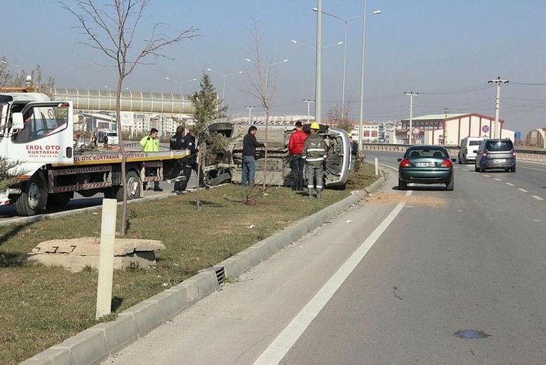 Kontrolden çıkan otomobil aydınlatma direğine çarptı, sürücü yaralandı