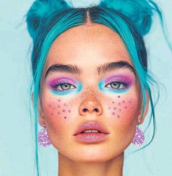 Renklerin dansı yüzünüzde! Canlı bir yaz makyajı için tüyolar...