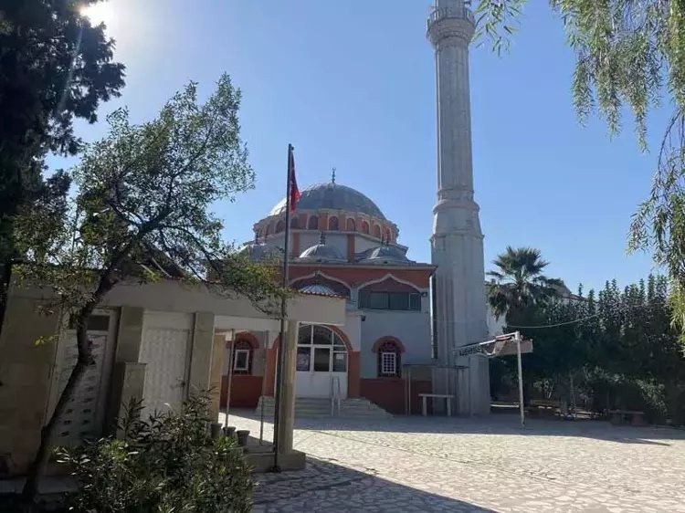 Manisa’da imama tabureli saldırı! O anlar kamerada