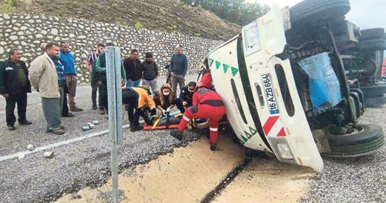 Devrilip yanan kamyonun sürücüsünü itfaiye kurtardı
