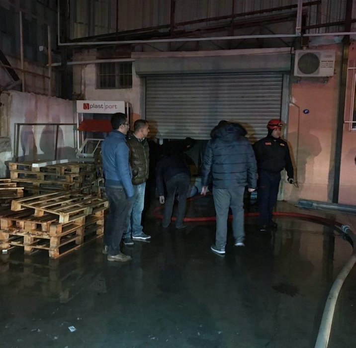 İzmir Bornova’da korkutan fabrika yangını