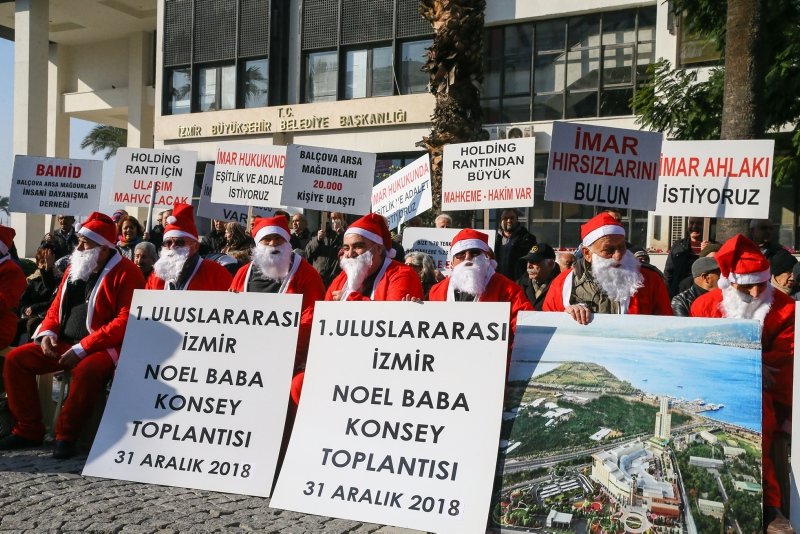 İzmir’de Balçova arsa mağdurlarından Noel Baba kıyafetli protesto