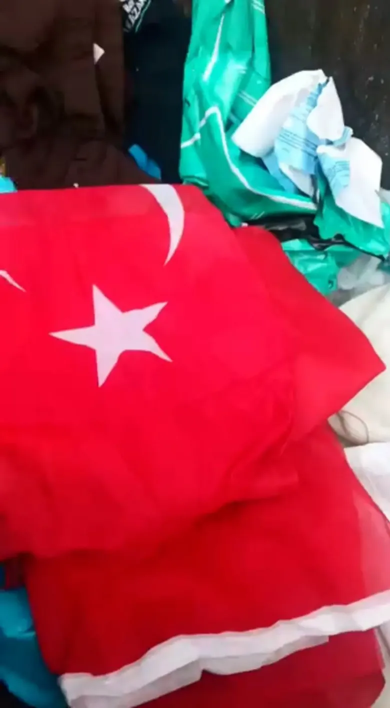 turk-bayragini-provokasyonuna-alet-etti-cope-atip-sonra-paylasti-asil-vatan-haini-kendisi-cikti-1790936044422.png