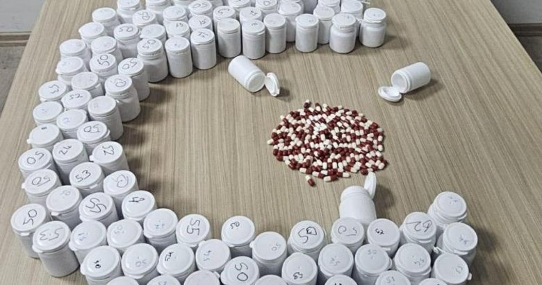 Şüphe üzerine durdurulmuştu: Elindeki poşetten binlerce uyuşturucu hap çıktı