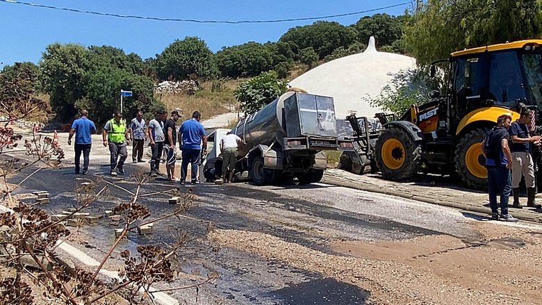 Bodrum’da tanker, patlayan içme suyu hattı nedeniyle oluşan çukura düştü