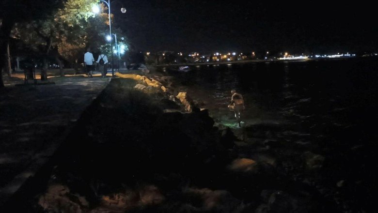 Herkes keyif için sahilde gezerken, o bir elinde kova bir elinde fener suyun içindeydi