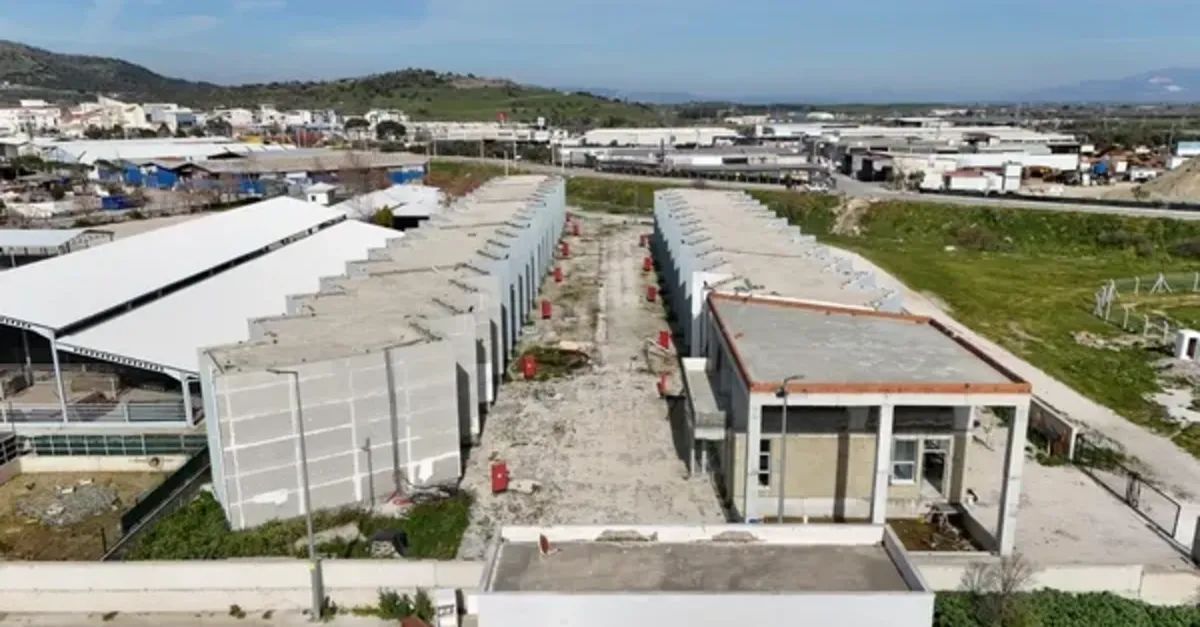 İzmir'de Yarım Kalan Sebze ve Meyve Hali Projesi, CHP Yönetimini Eleştiriyor