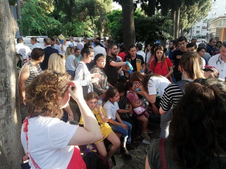 İzmir Bornova’da öğrenci servisi ağaca çarptı: 15 yaralı