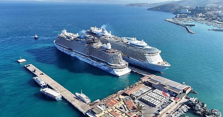 Aydın Kuşadası’na 2 kruvaziyerle 9 bin 150 turist geldi