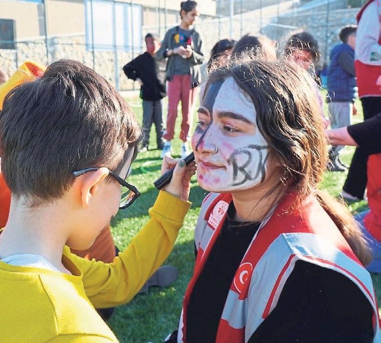 Çocukların yüzündeki bir gülücük için el ele