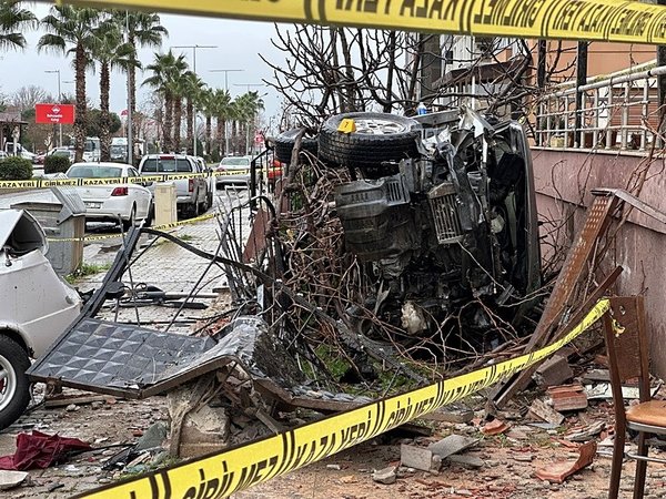 izmirde-feci-kaza-kontrolden-cikan-kamyonet-dehset-sacti-5-yarali-1767883978903.jpeg