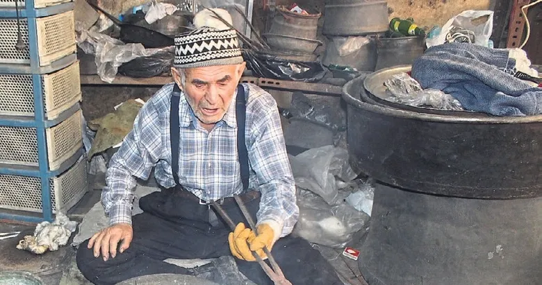 Bakır ustası geleneksel zanaatı yaşatmaya çalışıyor