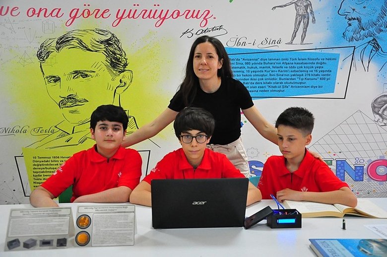 izmirde-odul-aldilar-manisada-ogrencilerden-milyonluk-icat-1780472617505.jpeg
