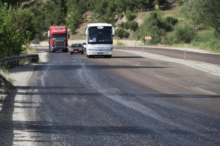 Denizli’de sıcak hava asfaltı eritti! Sürücülere kritik uyarı!