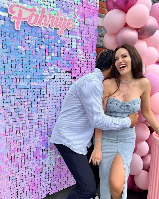 Fahriye Evcen doğum gününde kendisine hayran bıraktı