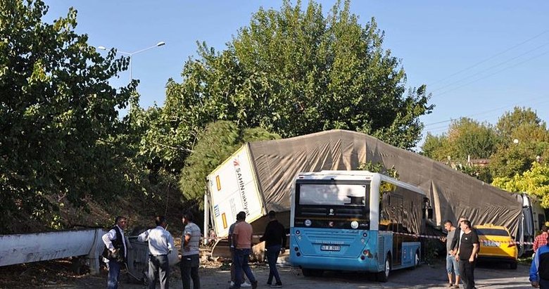 Köprüden uçan TIR 3 aracı biçti: 1 ölü, 2 yaralı