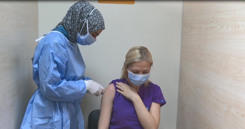 Tarihi gün! İzmir’de sağlık çalışanlarına CoronaVac aşısının ilk dozu yapılmaya başlandı