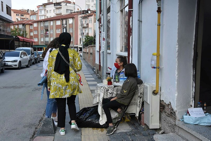 Miniklerin Yardim Kampanyasi Engelliler Icin Mavi Kapak Topluyorlar