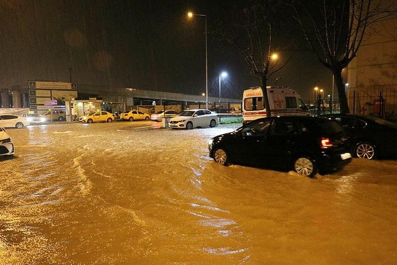 İzmir’de sağanak kabusu! Her yağmurda bildik manzaralar