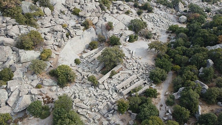 Çanakkale’deki 1600 yıllık antik dev granit sütunlar tarihe ışık tutuyor
