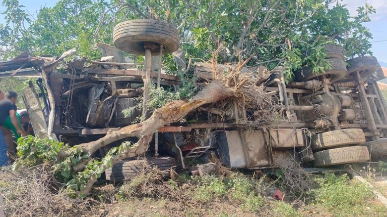 Manisa’da iş makinesini deviren sürücü faciayı engelledi