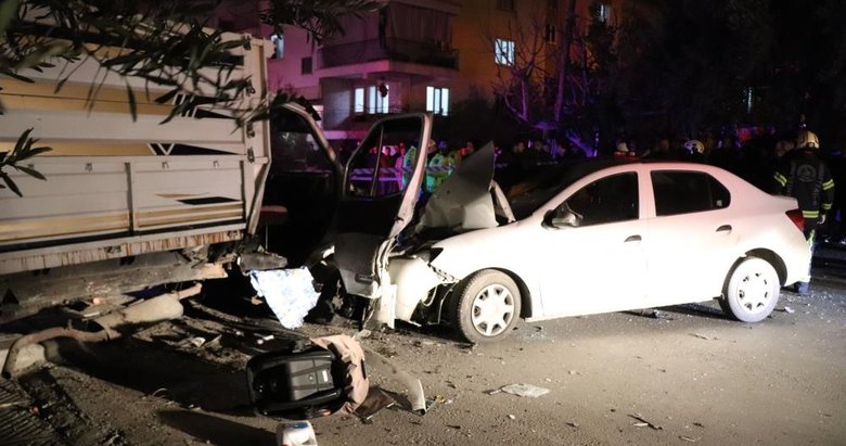 Alkollü sürücü, park etmeye çalışan kamyonete çarptı: 1 ölü, 4 yaralı