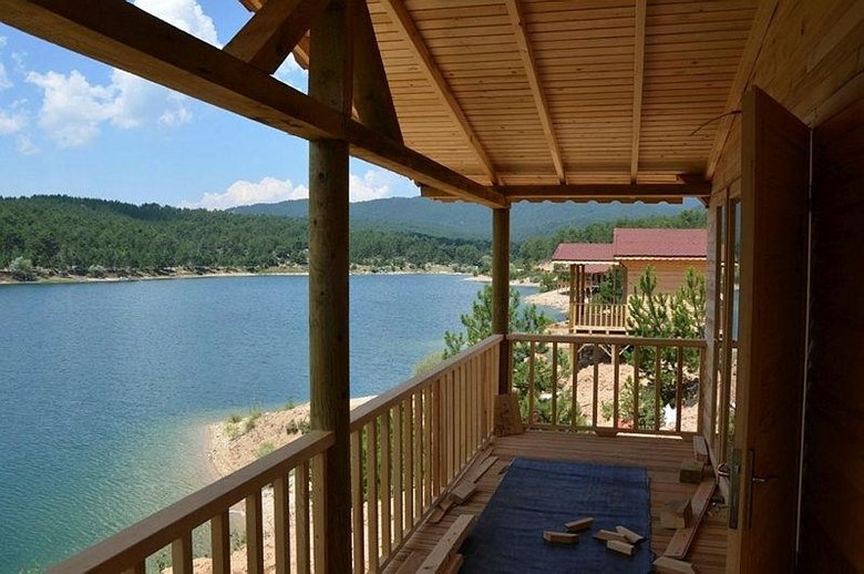 Tahtalı Göleti, mavi ve yeşilin buluştuğu manzarasıyla görenleri büyülüyor