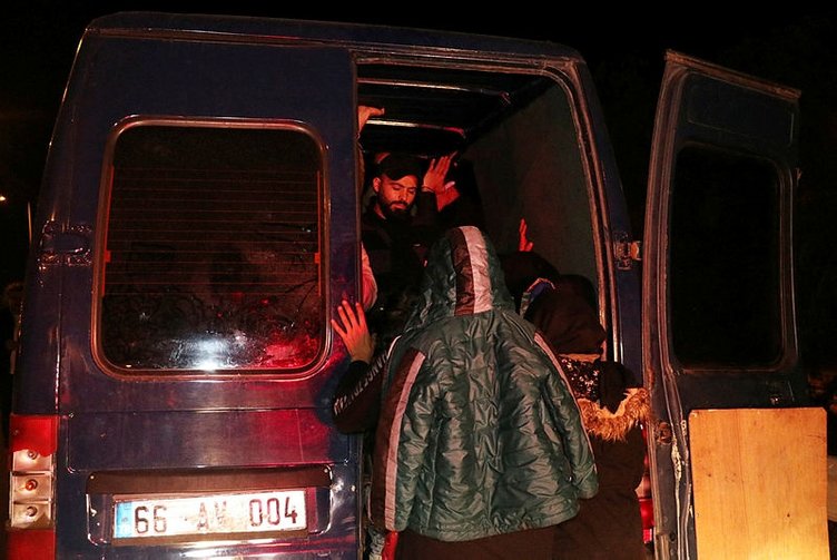 İzmir’de otoyolda kovalamaca! Polisin dur ihtarına uymayan minibüsten 30 düzensiz göçmen çıktı