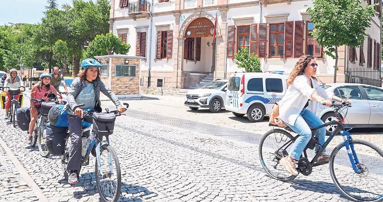 45 yaşında tanıştığı bisikletle dünyaya açıldı