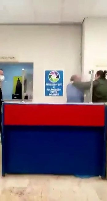 İzmir’de bir hasta yakını sağlık çalışanına saldırıp ısırdı