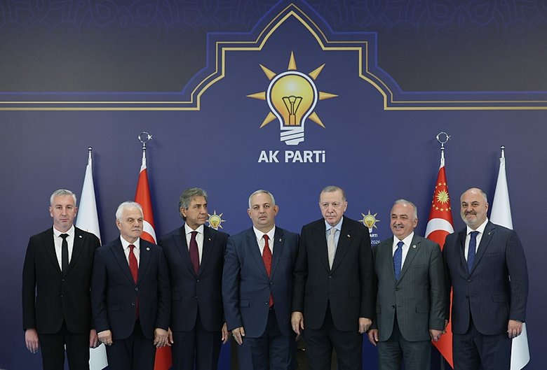 Rozetlerini Başkan Erdoğan taktı! 7 belediye daha AK Parti’ye katıldı