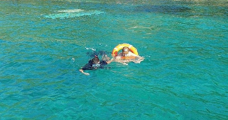 Denizde korku dolu anlar! Kuşadası’nda su alan teknedeki 5 kişi kurtarıldı