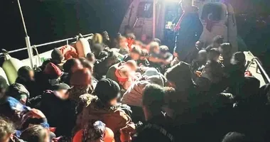 Bozcaada açıklarında 69 göçmen kurtarıldı