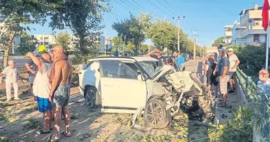Kontrolden çıkan otomobil ağaca çarptı