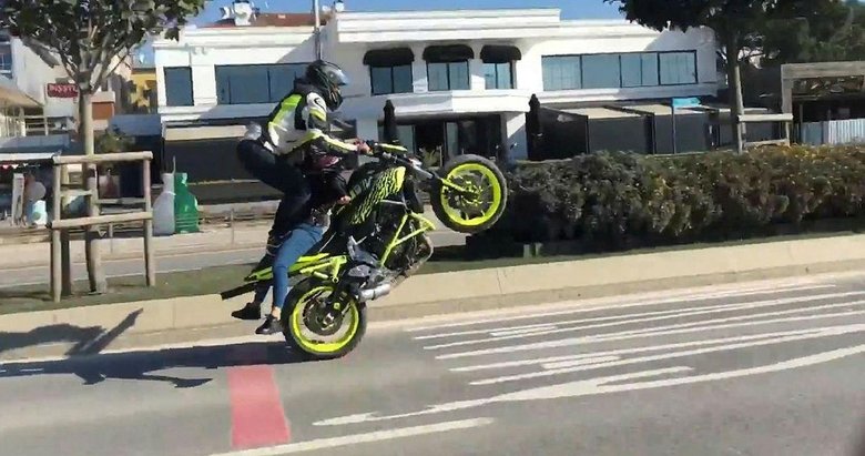 Sevgilisini sırtüstü motosiklete yatırıp tek teker üstünde gitti