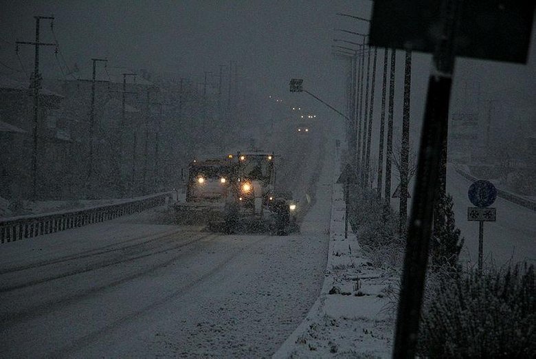 İzmir-Ankara D300 karayolu 1 saat trafiğe kapalı kaldı! Ulaşıma kar engeli