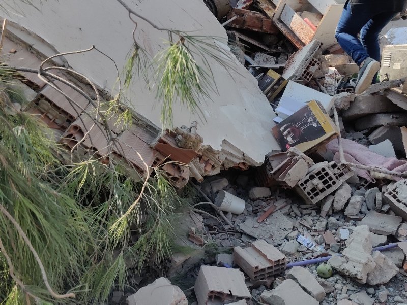 İzmir’deki şiddetli depremde yıkılan binalar var! İşte ilk fotoğraflar