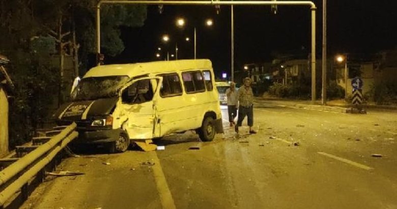 Sürücüsü alkollü minibüs, TIR ile çarpıştı