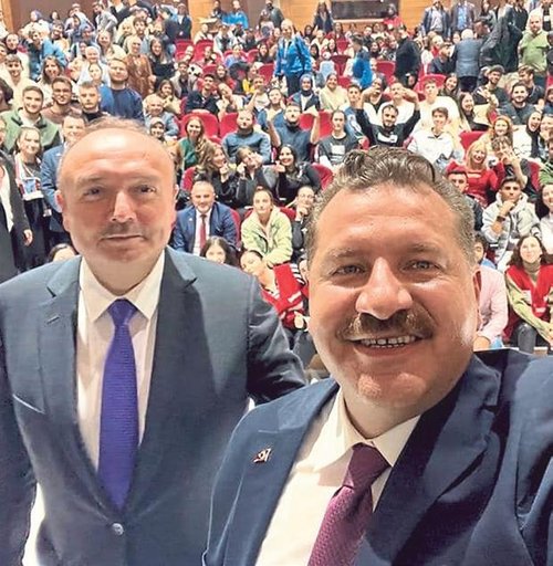 Çocukların spor malzemeleri Başkan Yücel Yılmaz’dan