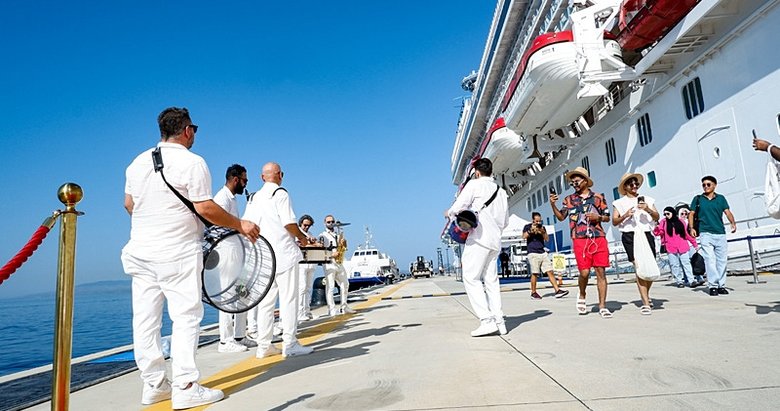 Bodrum’a ilk kez gelen gemiye özel karşılama