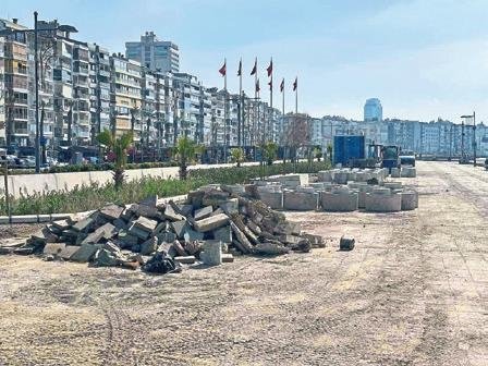 Beton duvar örülen Kordon’da çimler sarardı