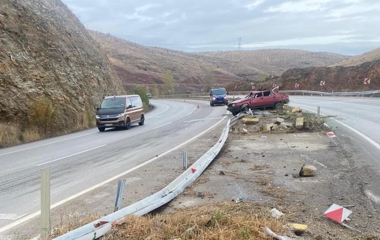 Feci kaza! Refüje çarpan araçtaki 2 kişi öldü, 1 kişi ağır yaralandı