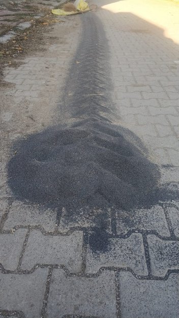 Beceriksiz hırsız, çaldığı çuval yırtılınca arkasına bakmadan kaçtı