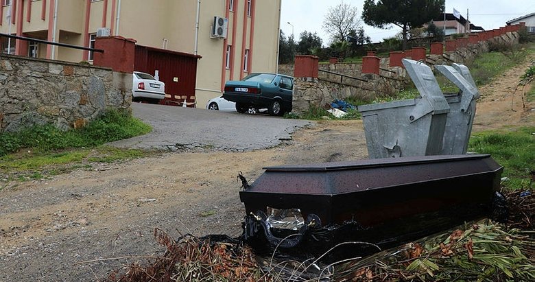 Aydın’da çöpün önündeki tabut herkesi korkuttu