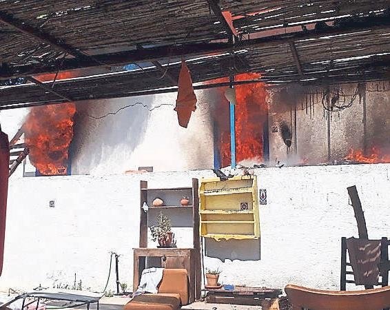 Evini ateşe verip su kuyusuna atladı