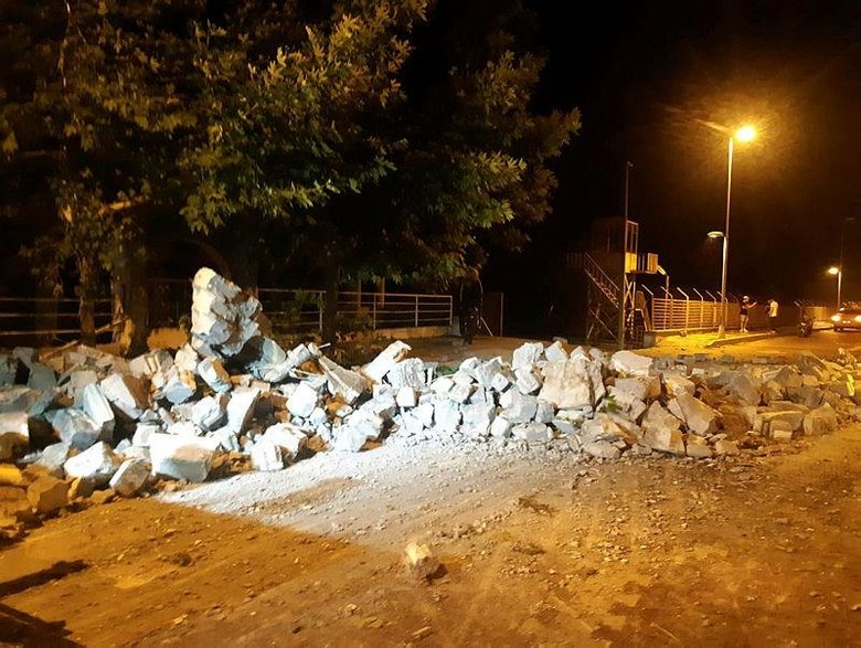 Manisa’yı fırtına vurdu! Şiddetli rüzgar Selendi’de cami minaresini devirdi