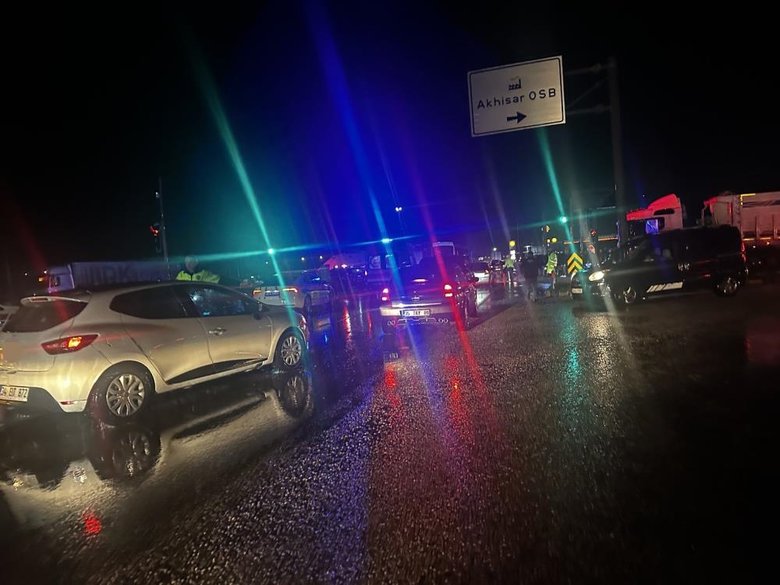 Akhisar’da iki işçi servis çarpıştı: Onlarca yaralı var