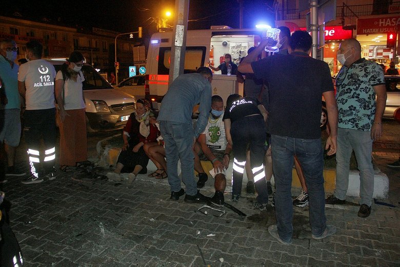 Yaralı taşıyan ambulans kamyonla çarpıştı!